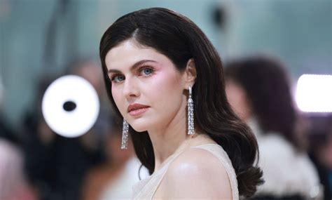 Alexandra Daddario Poses Totally Nude on Instagram。